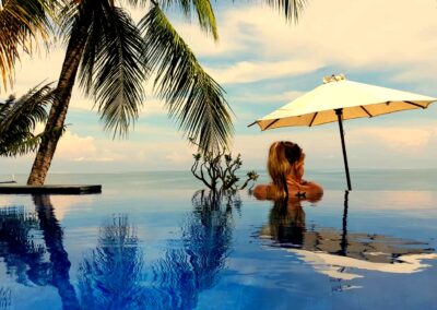 Droom Durf Doe - foto van vrouw bij de rand van een infinity pool, uuitkijken over de zee in het noorden van Bali