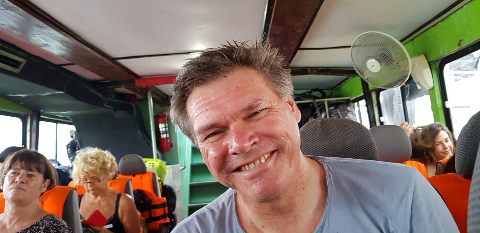 Roy op de boot naar Koh Jum