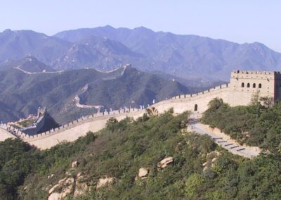 Foto van de Chinese muur - je kunt het eind van de muur niet zien, maar dat hoeft je niet tegen te houden om de eerste stap op de muur te zetten